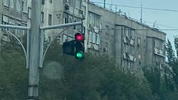 «Ехать нельзя стоять». На светофоре на Ибраимова одновременно горят зеленый и красный. Фото
