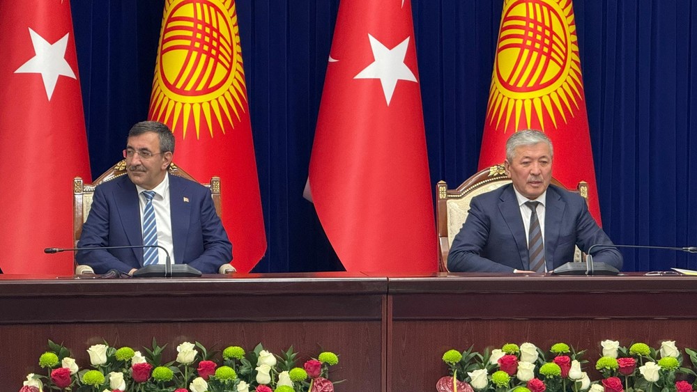 (слева-направо) вице-президент Турции Джевдет Йылмаз и председатель Кабмина Кыргызстана Адылбек Касымалиев