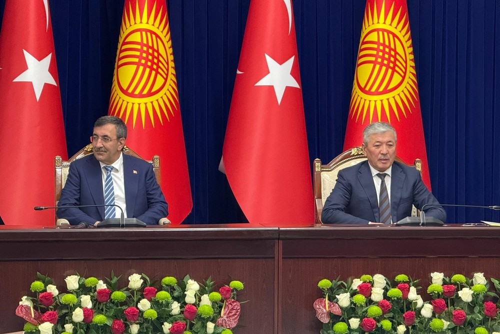(слева-направо) вице-президент Турции Джевдет Йылмаз и председатель Кабмина Кыргызстана Адылбек Касымалиев
