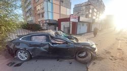 Возле перекрестка Масалиева-Тыналиева водитель снес березы, скамейку и оказался на велодорожке, - видео горожанина