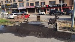 Тротуар на Южной магистрали снова в грязи. Фото