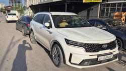 Тротуар на Южной магистрали снова превращается в парковку, нужно установить железные стойки. Фото