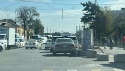 На перекрёстке Чуй–Фучика ведётся ремонт, движение затруднено из-за припаркованных автомобилей, которые перекрывают один ряд, - жительница