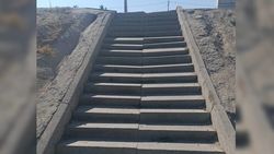 Лестница к мосту в мкр №12 над рекой Аламедин будет отремонтирована , - мэрия столицы Лестница к мосту в мкр №12 над рекой Аламедин будет отремонтирована , - мэрия столицы