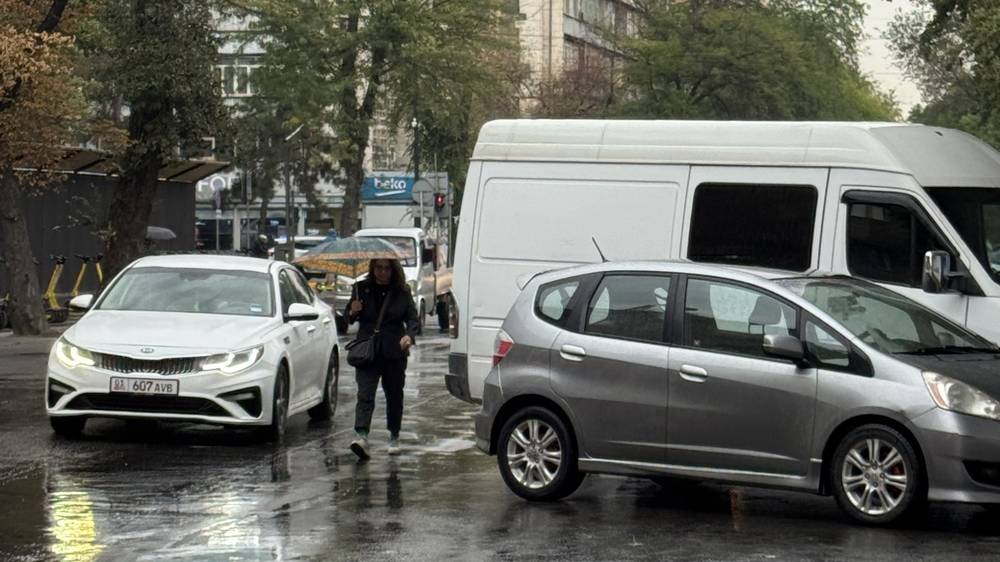 На Киевская—Исанова перекрыли тротуар и приходится ходить по проезжей части, - горожанин