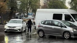 На Киевская—Исанова перекрыли тротуар и приходится ходить по проезжей части, - горожанин