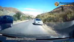 На автодороге Бишкек—Нарын—Торугарт водитель выехал на встречку. Видео