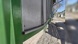 Во время ремонта на улице Льва Толстого повредили навес остановки. Фото