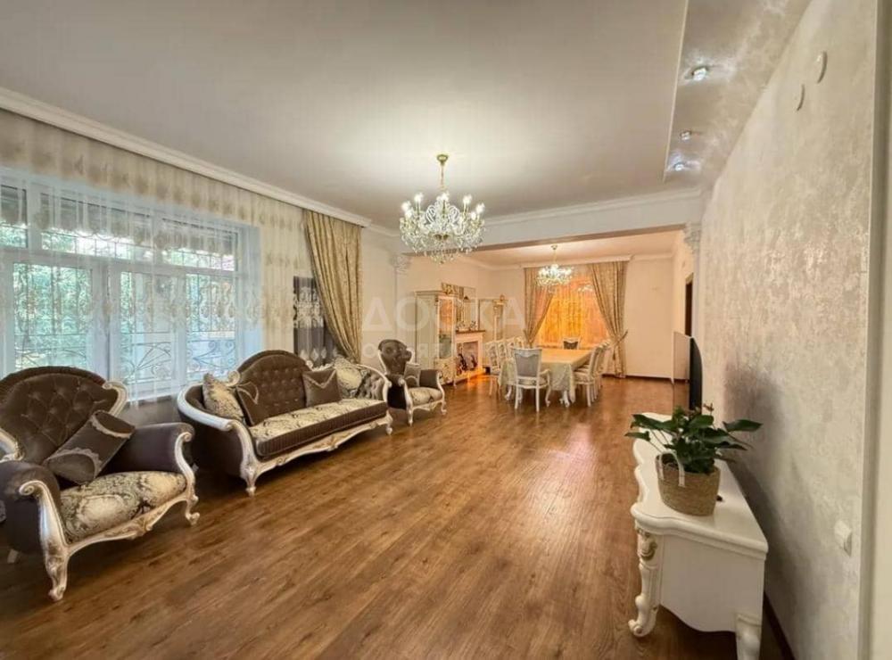 Сдаю дом 7-ком. 350кв. м., этаж-2, 7-сот., стена кирпич, магистраль.