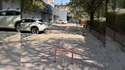Законна ли парковка и ограждение на тротуаре?, - вопрос горожанина