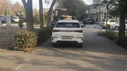 Электрокар едет по тротуару проспекта Чынгыза Айтматова. Видео Электрокар едет по тротуару проспекта Чынгыза Айтматова. Видео