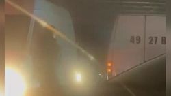 Молодые люди с баклажкой регулировали пробку на Алматинке