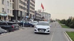 Машина «Яндекс такси» едет по тротуару на Южной магистрали. Фото