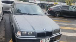 BMW стоит на «зебре». Фото