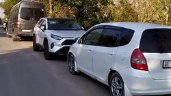 Возле парка Ала-Арча паркуются в неположенном месте, не желая заезжать на платную парковку. Видео
