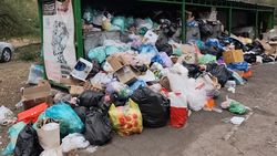 Мусорка в 6 мкр переполнена. Фото Мусорка в 6 мкр переполнена. Фото