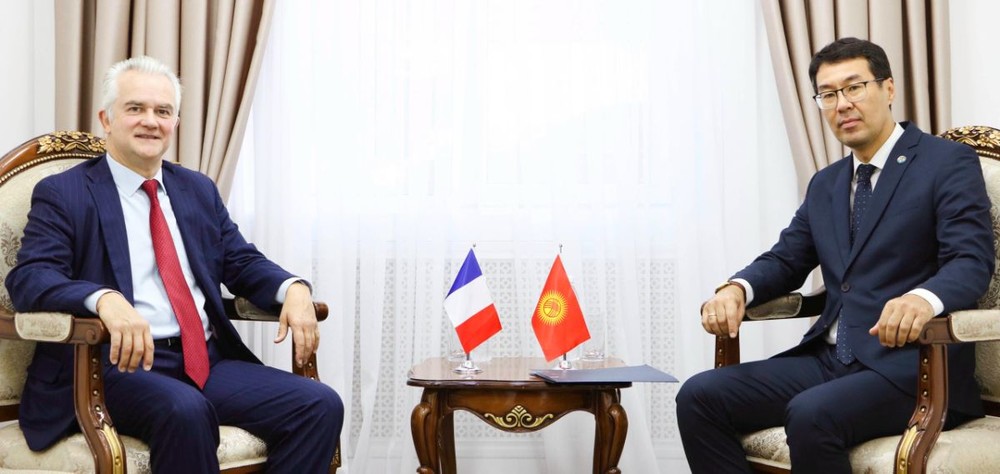 Замминистра иностранных дел Медер Абакиров и советник Lazard Жиль Костерус