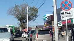 Остановка на Жибек Жолу заставлена машинами. Фото