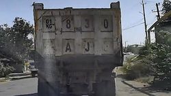 В Оше «Хово» не пропустил детей на «зебре» и выехал на встречку. Видео