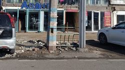 Горожанин жалуется на состояние тротуара на Жибек Жолу