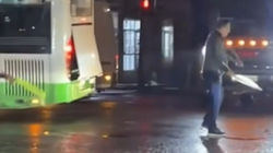 Мужчины с зонтом регулируют движение на Дэн Сяопина. Видео Мужчины с зонтом регулируют движение на Дэн Сяопина. Видео