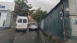 На Армейской снова паркуются в неположенном месте. Фото На Армейской снова паркуются в неположенном месте. Фото