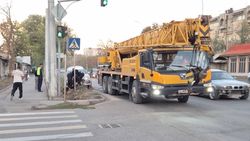 На Льва Толстого—Кривоносова машину, застрявшую на бордюре, вызволили краном. Фото