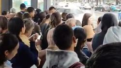 Переполненная людьми остановка на Советской. Видео Переполненная людьми остановка на Советской. Видео