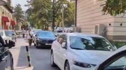 Тротуар на Ибраимова превратился в парковку. Видео горожанина Тротуар на Ибраимова превратился в парковку. Видео горожанина