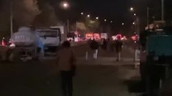 Люди выходят из автобусов и идут пешком из-за пробок на Дэн Сяопина. Видео Люди выходят из автобусов и идут пешком из-за пробок на Дэн Сяопина. Видео