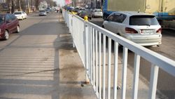 Горожанин просит убрать железные отбойники на Дэн Сяопина и Льва Толстого Горожанин просит убрать железные отбойники на Дэн Сяопина и Льва Толстого