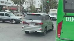 «Тойота» выехала на встречную полосу, создав аварийную ситуацию. Видео