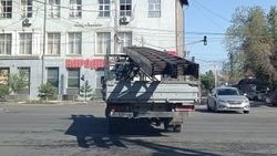 Грузовик опасно перевозит груз. Фото