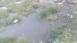 Канализационные стоки кафе в Суусамыре текут в арык. Видео Канализационные стоки кафе в Суусамыре текут в арык. Видео