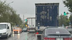 Водитель фуры выехал на встречку, объезжая пробку