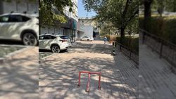 Ограждение на ул.Туголбай Ата незаконно, юрлицо оштрафовали на 55 тыс. сомов Ограждение на ул.Туголбай Ата незаконно, юрлицо оштрафовали на 55 тыс. сомов