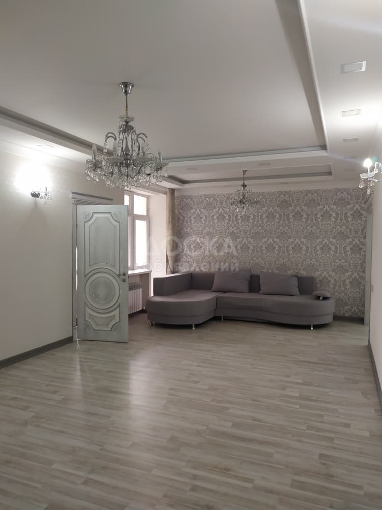 Продаю 3-комнатную квартиру, 131кв. м., этаж - 8/13, Токтогула/Панфилова.