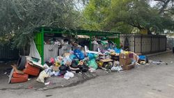 Свалка мусора возле дома по проспекту Манаса