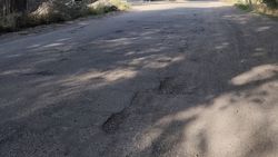 «Вся в ямах». Жители МТУ Аламудун жалуются на состояние дороги