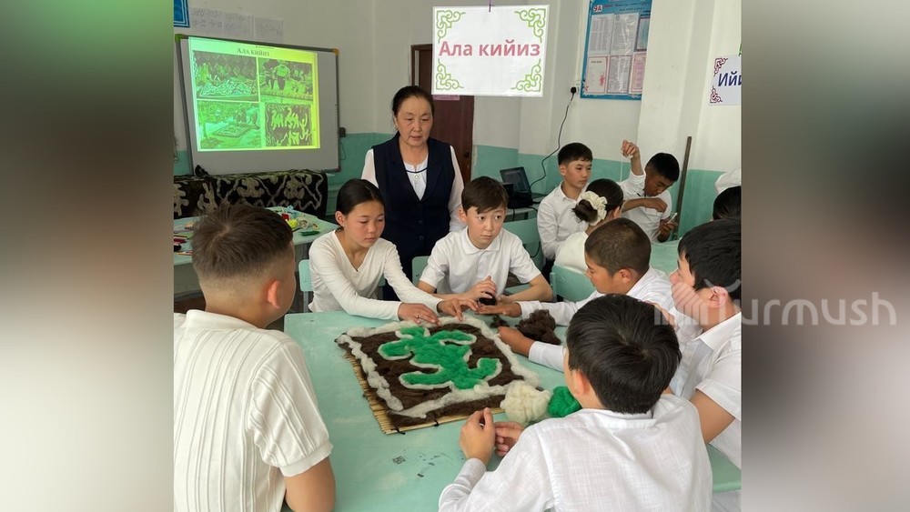 Айнура Чынасылова с учениками