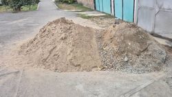 На Маликова тротуар завалили песком. Фото