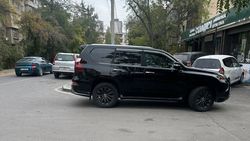 Lexus GX460 стоит поперек тротуара. Фото Lexus GX460 стоит поперек тротуара. Фото