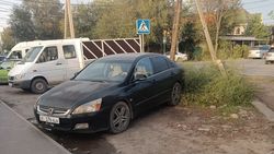 «Аккорд» стоит в зеленой зоне на Буденного. Фото «Аккорд» стоит в зеленой зоне на Буденного. Фото