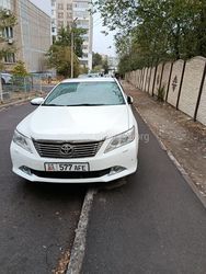 «Камри» припарковали, заехав на тротуар. Фото