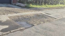 Мэрия выясняет, кто перекопал тротуар на Ахунбаева