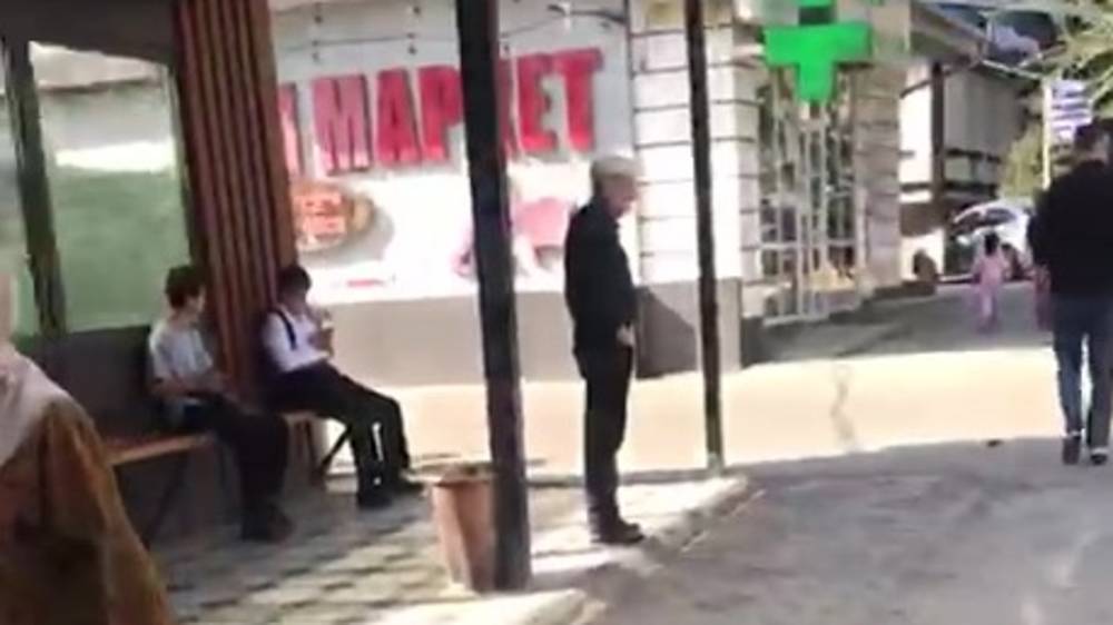 Опасная остановка в Оше. Видео