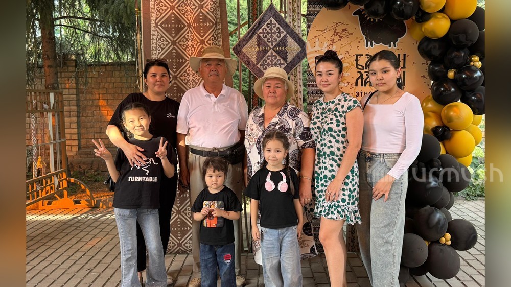 Молдалы Аджикулов и Хорлан Бексыргаева с дочерьми и внучками