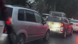 Возле школы №68 на Токтогула машины паркуются в 3 ряда. Видео