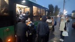 Пассажиры не смогли поместиться в автобус №226. Видео