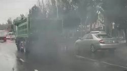 Грузовик сильно дымит. Видео Грузовик сильно дымит. Видео